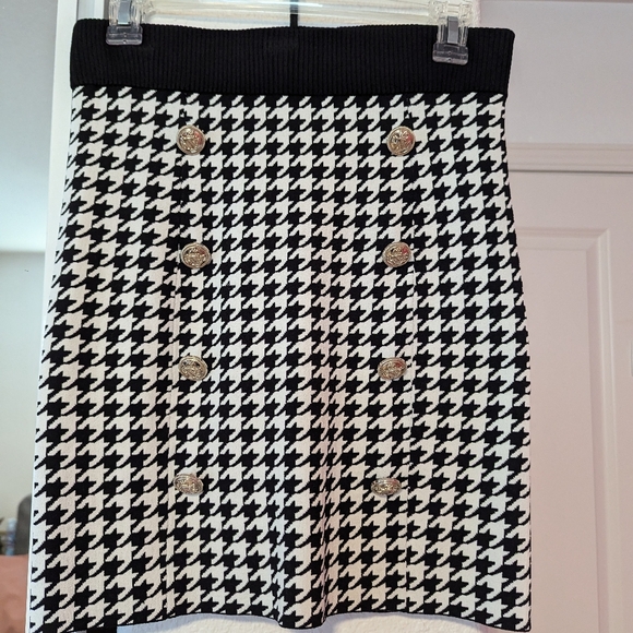 Good American Houndstooth Stretch Mini Skirt with Button Details - Picture 2 of 4